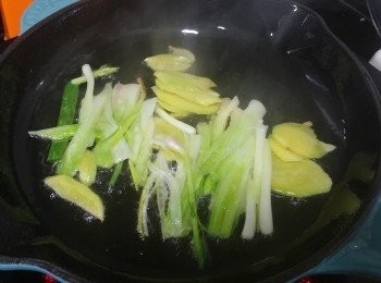 step2: 開鑊落多少少油，下薑及蔥爆香