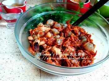 step4: 蟲草花碎 , 蝦肉 , 冬菇粒及適量冬菇水拌勻 , 蓋上保鮮紙入雪櫃靜待1小時