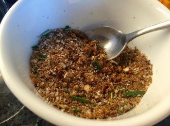 step2: 2. 混合鹽, 胡椒, 糖, 西班牙紅椒粉 (麝香草, 洋蔥粉, 大蒜粉, Cayenne 紅胡椒粉) 均勻塗抹於整隻雞外部內部