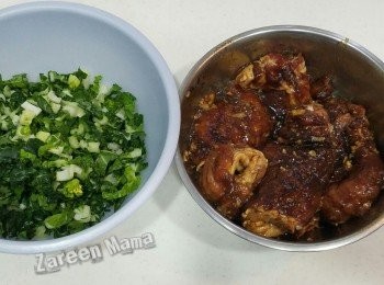 step2: 白菜洗淨，剁碎。加少許麻油拌勻
豬排加【<span class="group_2">豬排醃料</span>】（除了蛋白）撈勻，最後先加蛋白，及餘下的半份蒜泥，醃2小時。