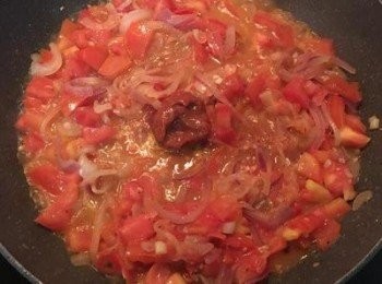 step5: 接著放入蒜末和蕃茄繼續炒，然後再加入蕃茄糊拌炒並倒入1杯白葡萄酒煮滾。