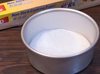 step1: 忌廉芝士先置室溫放軟。6 吋甩底圓蛋糕模具底部鋪一張牛油紙備用