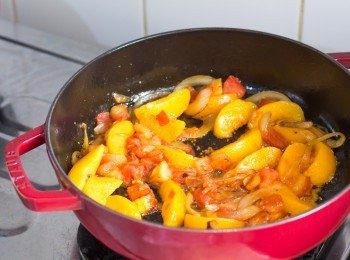 step6: 下蒜頭及桃，放輕手兜炒至蒜頭的香氣出來