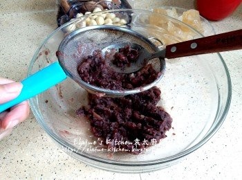 step8: 1小時後將已煲至腍身的紅豆盛起 (只盛起1/3份量就可以) , 用隔篩整成紅豆蓉狀