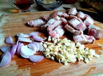 step3: 將腩肉切件 , 蒜頭去衣切粒 , 乾蔥頭去衣切片