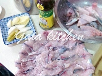 step1: 魚起骨，肉切片(鹽、生粉、燒酒醃下先),酸菜切條。