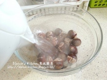 step1: 栗子放入大碗內 , 加入熱水浸5分鐘去殼