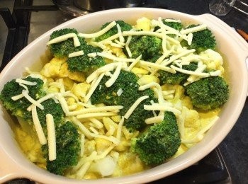 step4: 將西蘭花及椰菜花在焗盤排好, 
加入葡汁，灑上芝士，放入焗爐焗10-15分鐘就完成。