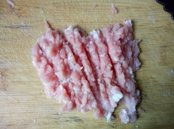 step2: 豬肉切末，姜切末。