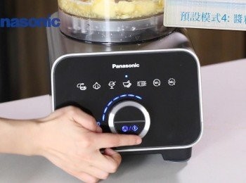 step6: 甜辣菠蘿醬做法
菠蘿去皮去芯切粒，指天椒去蒂，之後放入食物處理器內，加水以預設模式4 (醬料) 攪勻後取出。