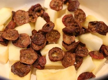 step1: 蘋果洗乾去芯並切件
山楂沖洗乾淨浸約10分鐘