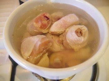 step3: *煮一鍋水放入薑2片，川燙雞腿肉。雞肉熟了撈起放入燉鍋。