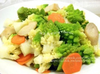 step2: 佛塔花椰菜洗淨切成適當大小，紅蘿蔔切片，杏鮑菇切滾刀塊。 熱鍋下油爆香薑絲放入紅蘿蔔片炒香，加<span class="group_3">調味料</span>和佛塔、杏鮑菇一起煮熟即可。