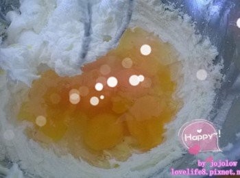 step3: 分次加入蛋打至均糖溶，加入自發粉攪拌直到均勻，加入鮮奶攪拌