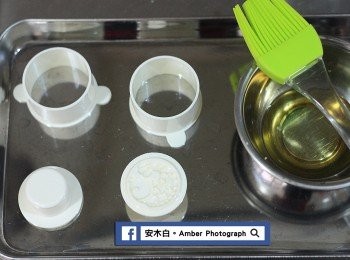 step7: 將綠豆糕模型，用刷子塗抹適量食用油(份量外)備用。