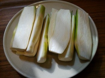 step2: 將筊白筍從中間切半