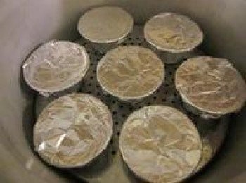 step7: 將<span class="group_1">布丁液</span>倒入作法7.的容器中,包上鋁泊紙放入電鍋