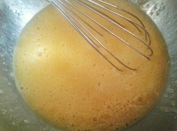 step1: 先將蛋，鹽及糖拌勻，然後加檸檬汁，檸檬皮及雲尼拿香油拌勻（下檸檬皮及檸檬汁是令蛋糕更香，可省略）