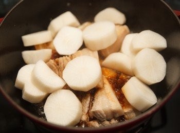step2: 將豬五花肉與淬釀和風醬油露-北海道昆布、白蘿蔔、米酒、味醂、糖下鍋拌勻。