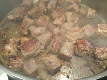 step4: 將牛仔粒煎香各表面。(生熟都係按個人喜歡。)