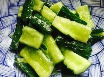 step3: 青瓜去頭尾，用刀拍成件，加入1茶匙鹽拌勻醃10分鐘，倒去多餘水份。