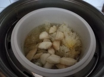 step6: 把燉盅放進鍋內。