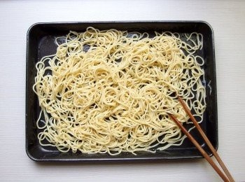 step4: 使用大盤子,麵條平舖,淋上蔬菜油，使用風扇吹涼，併用筷子攪拌均勻。
