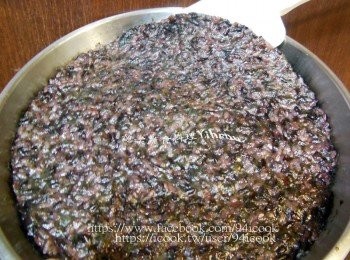 step2: 糯米紫菜糕切成適當大小熱鍋下油爆香嫩薑絲，加入<span class="group_2">調味料</span>煮滾。