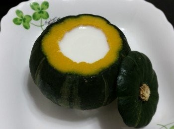 step6: 因為想要做到切到一件件，所以個布丁ｏ既魚膠份量要較一般布丁重手，結果效果果然如預祈一樣。椰汁布甸同蒸熟左ｏ既南瓜好襯呀。