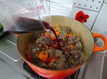 step5: 下洋蔥/西芹/番茄/紅甘荀及紅酒