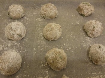 step3: 如用焗爐請先預熱焗爐250度,水波爐可用煎魚功能,焗盆鋪上牛油紙掃上薄油備用,需帶上膠手套後將鯪魚肉平均搓圓分幾份。