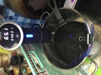 step4: 慢煮棒預熱65 °C
預熱好後就把慢煮袋放入封好，慢煮5小時
＊為防雞身浮起，我用重物壓著