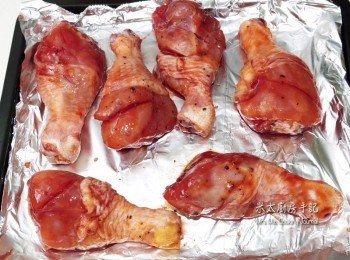 step2: 把雞腿放在烤盤上，放入已預熱250度的焗爐焗20－30分即成！