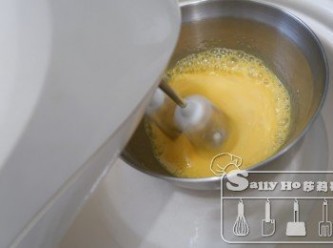 step1: 蛋黄和砂糖和蜂蜜混合，隔水加熱到40度，攪拌到變白。