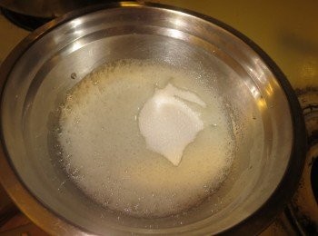 step3: 蛋白加醋后，將蛋白用電動打蛋器打到呈魚眼泡形狀時，加入所有的白糖漸漸加速至高速攪打.