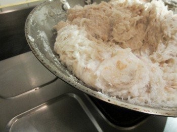 step9: 加入<span class="group_4">粉料</span>，拌勻，一直翻炒到適當稠度