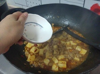step5: 轉慢火下豆腐粒， 最後下適量生粉水埋芡至適當濃稠度便完成。
（下豆腐後手勢要輕力，溫柔點， 否則豆腐會爛）