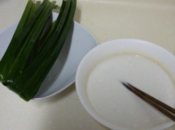 step1: 班蘭葉切段。其它材料拌均，平均分成2份。