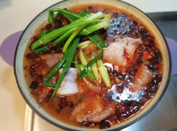 step6: 加入豬大骨 蔥段.冰糖淹過材料蓋鍋燉2小時