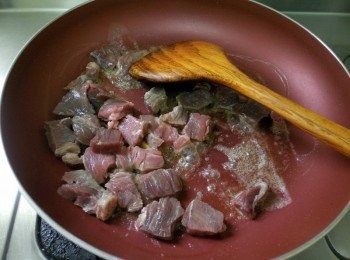 step2: 奶油融化後炒香牛肉