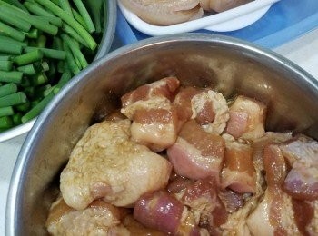 step2: 蒜芯切段，水魷切去硬塊，切件。