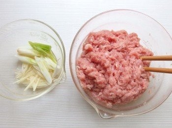 step2: 蔥薑水準備好(浸泡10分鐘讓蔥薑水味道釋放在水中,可去腥用),豬絞肉放在碗裡