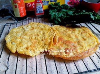 step3: 再反轉另一面煎至兩面金黃薄薄的一層蛋皮 , 盛起備用