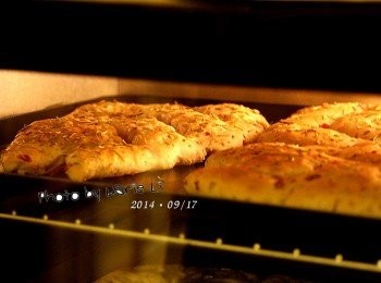 step6: 《烘王A+ HW-9988，預熱 上180度、下180度》

先將烤箱設定好

上火：         180度
下火：         180度
烤盤放置：      上層
烘焙時間：    25分鐘

※ 每台烤箱的狀況皆不相同，請依自家烤箱的狀況做調整設定。

可於出爐後的麵包上再刷上一層液狀奶油會更香濃。