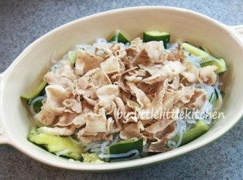 step3: 再放上豬肉片，淋上涼拌芝麻醬汁，灑芝麻