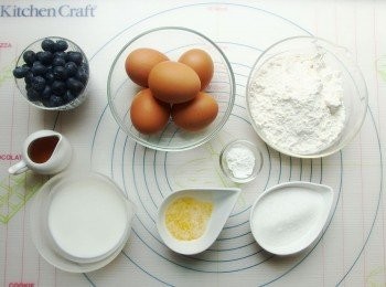 step1: 準備材料。將低筋麵粉及發泡粉先混合過篩備用。雞蛋置於室內回溫才可使用。
