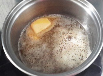 step3: 自製白醬： 小鍋內，先下牛油，用小火煮至牛油完全溶化