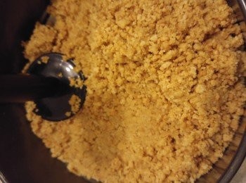 step1: 先溶牛油和1,糖混合在餅碎,加入巳放牛油紙的餅盆內壓實,放入雪柜備用。