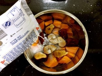 step3: 再倒入鮮奶。