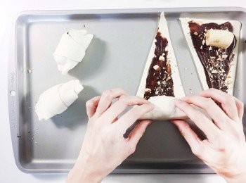 step3: 把香蕉在每卷上放置一個。捲起酥皮